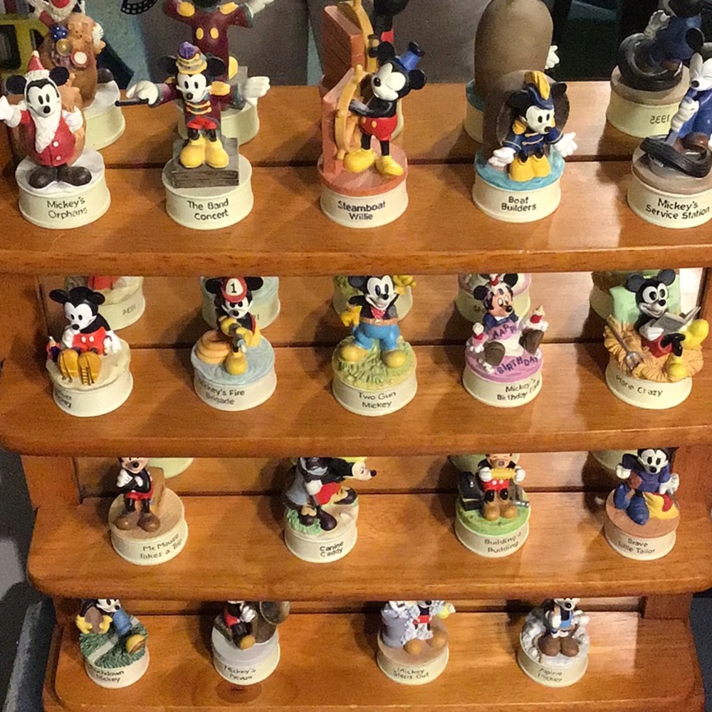 Lenox Disney Mickey Mouse Thimble 18pcs & Shelf